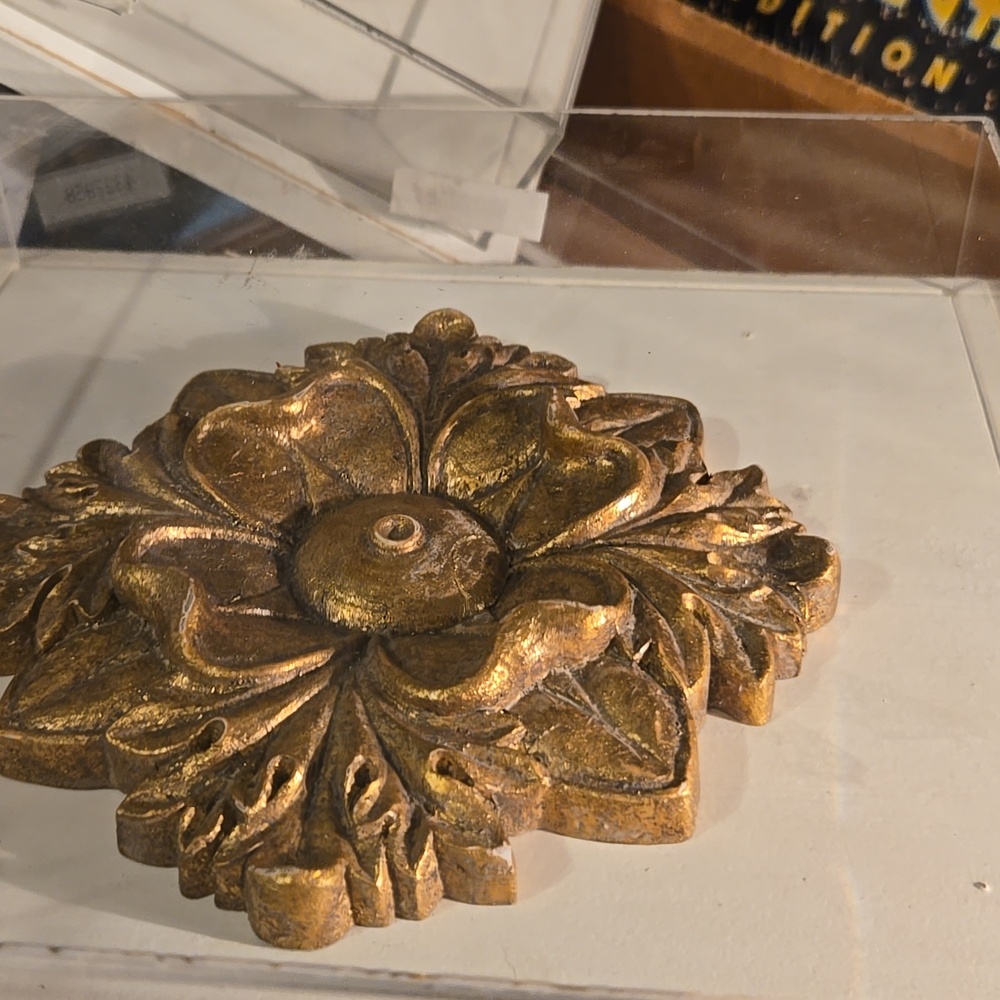 RARE VINTAGE ORNATE FLORAL GOLD WOOD ROSETTE 5 1/4" IN CLEAR DISPLAY CASE 3
